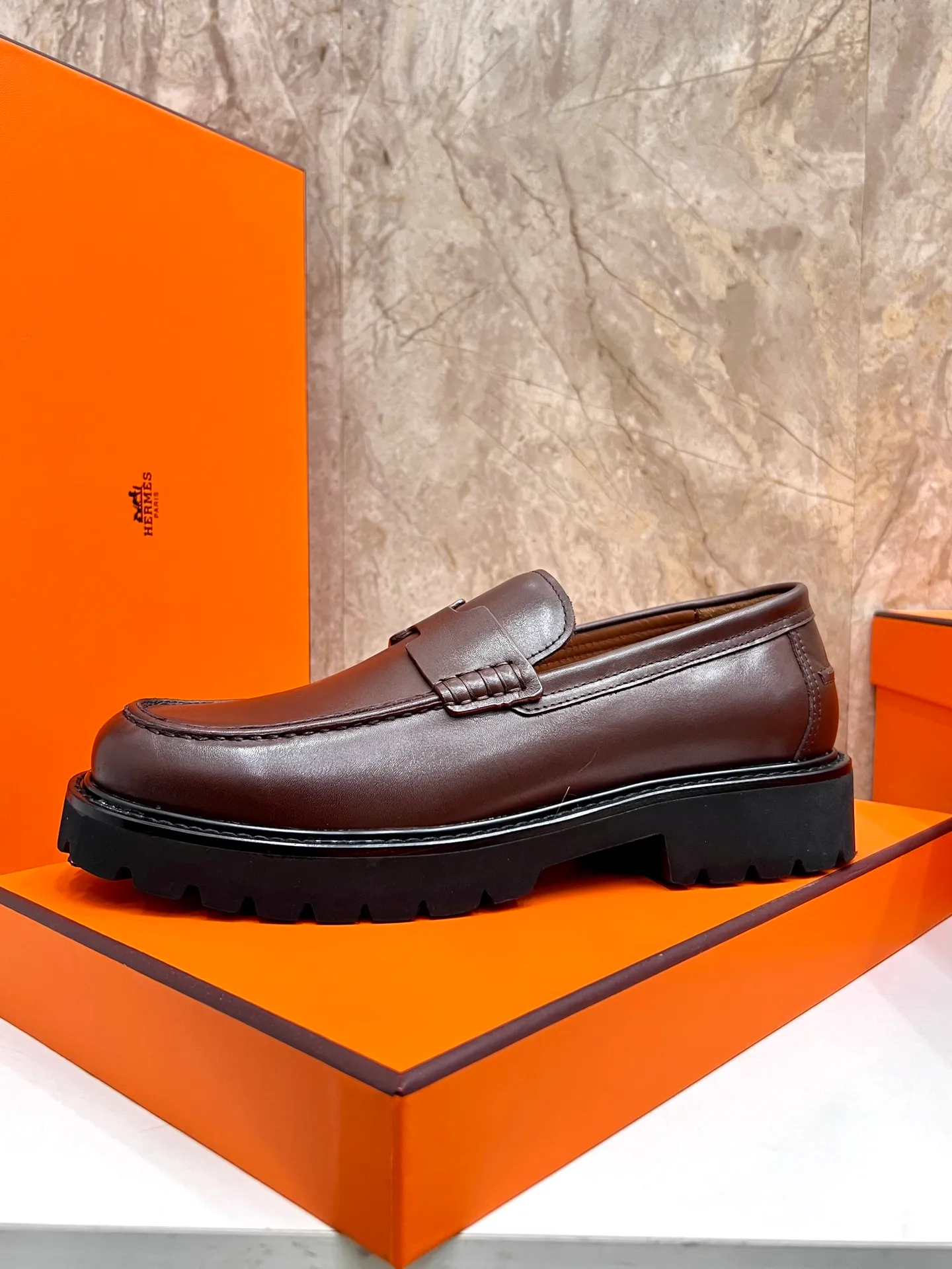 Original order quality P840 Brand: Hermès Standard code: Men's code: 39.40.41.42.43.44. (38.45 custom-made Grade: Same as the official website Original order quality Material: Original cowhide Original breathable cowhide lining Original outsole Style category: Men's fashionable casual leather shoes Color: Actual picture